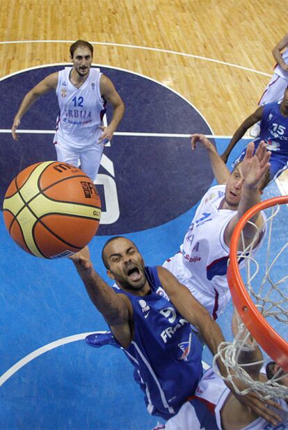 El francés Tony Parker entra a canasta ante Serbia.