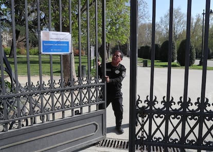 Un trabajador de seguridad cierra al público una de las entradas al madrileño parque del Retiro, en marzo.