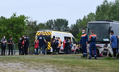 La policía francesa desaloja el campamento de inmigrantes situado en la carretera de Saint-Omer, cerca de la ciudad francesa de Calais, este viernes.