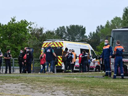 La policía francesa desaloja el campamento de inmigrantes situado en la carretera de Saint-Omer, cerca de la ciudad francesa de Calais, este viernes.