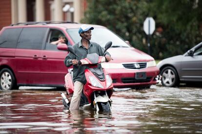Un hombre atraviesa con su moto una calle inundada en Conway, Carolina del Sur.