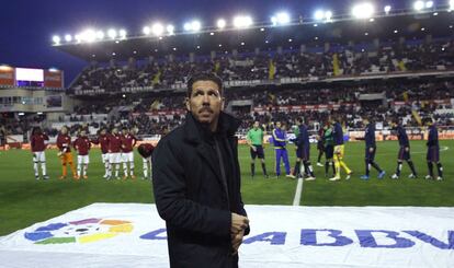 Simeone, en el campo del Rayo, antes del comienzo del partido.