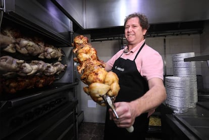 José Alberto Sánchez, propietario del mítico asador de pollos del barrio de Lavapiés El Murciano.