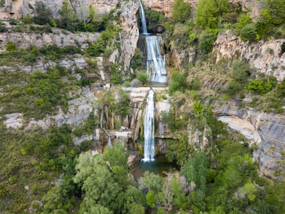 Aquest antic monestir benedictí excavat a la roca no se sap gaire bé si s'està al cel o a la terra. Ja la carretera d'arribada des de Sant Feliu de Codines, penjada en un penya-segat que domina la vall del Tenes, és una fabulosa bestreta. Un rústic pont dona accés al monestir, enclavat a la roca i envoltat d'un entorn natural amb espectaculars vistes i cascades com la de Sant Miquel del Fai (a la imatge). <a href="https://www.diba.cat/web/sant-miquel-del-fai" target="_blank">El conjunt monumental i paisatgístic de Sant Miquel del Fai</a> està format per la plaça de l’Abadia i l'edifici de l'antic priorat, gòtic, situat en un replà. <br><br> Però abans d'arribar hi ha Sant Feliu de Codines, un poble envoltat de boscos i amb un clima sorprenentment benigne. S'ha convertit en lloc de residència de molts antics urbanites que fugen de la gran ciutat. De fet, durant el segle XX va ser un dels grans centres d'estiueig de la burgesia barcelonina, que va construir esveltes cases modernistes. Hi ha fins i tot una ruta modernista dissenyada des de l'Ajuntament, que passa per davant de sis cases construïdes entre el 1899 i el 1925, entre elles Can Xifreda, inspirada en un castell mossàrab i avui convertida en <a href="http://www.xifreda.org/" target="_blank">el Museu Municipal de Can Xifreda</a>. Molt a prop del poble, per la carretera de Sant Miquel del Fai, es troba el Parc Usart, un parc amb dues construccions ideades per Gaudí i un mirador amb àmplies vistes de la vall del Tenes; és un punt de partida ideal per fer excursions a peu pels boscos dels voltants. I en el paratge del Pi Solitari pot visitar-se <a href="https://cimdaligues.com/" target="_blank">el complex Cim d’Àligues</a>, on es fan exhibicions de vol d'aus rapaces, com àguiles o falcons, i visites guiades pels aviaris del recinte.