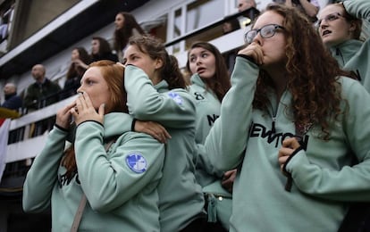 Aficionados de la Universidad de Cambridge apoyan a su equipo.