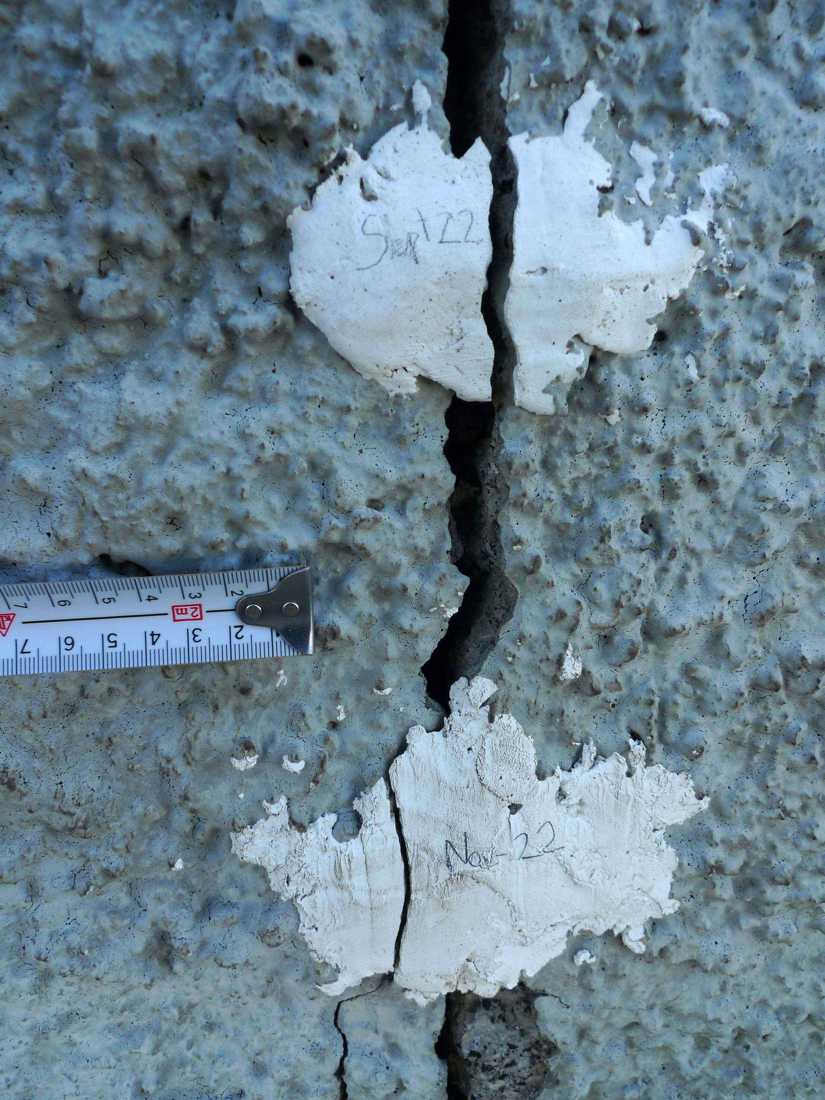 Dos testigos de escayola muestran las fechas en las que las grietas de una casa volvieron a abrirse. Algunos vecinos llevan reparando sus casas desde la década de 1980.