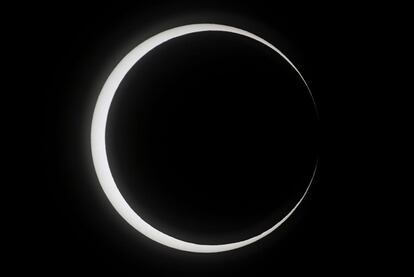 Aspecto del sol en el instante en que se produce un eclipse anular hoy, lunes 21 de mayo de 2012, visto desde Utsunomiya (Japón). El eclipse fue visible desde China hasta Texas (EE.UU)