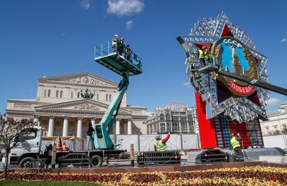 Instalación de las decoraciones para el desfile de la Victoria en Moscú. 