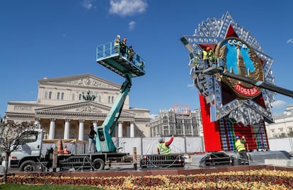 Instalación de las decoraciones para el desfile de la Victoria en Moscú.