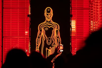 Una figura de un cuerpo humano gigante, obra de Spy, Monolito, en el Passatge Mediapro.

