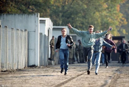Jóvenes corren con entusiasmo, mientras cruzan un paso fronterizo en Berlín, un día después del desplome del Muro. La presión de los berlineses durante esos días jugó un papel importante para que las autoridades de la República Democrática Alemana no dieran marcha en su decisión.