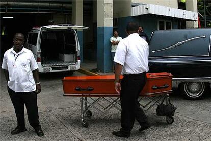 Traslado de cadáveres en el centro hospitalario de la Caja del Seguro Social, en Panamá.