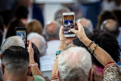 Un simpatizante del PP toma una foto de Feijóo durante el mitin celebrado en Murcia el pasado día 12. 