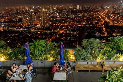 Una terraza con vistas al barrio de Makati.