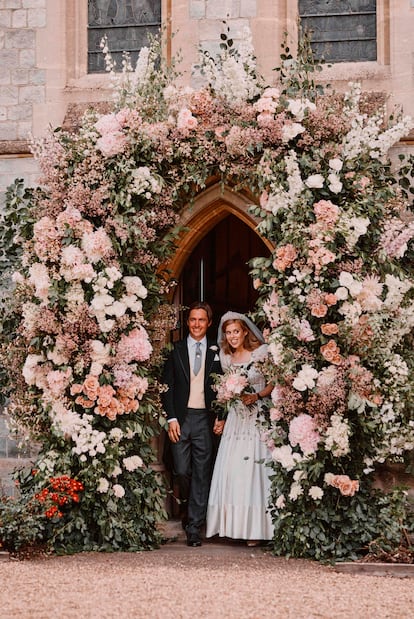 Beatriz de York y Edoardo Mapelli Mozzi tras su boda, celebrada en la capilla de Todos los Santos, en Windsor, el 17 de julio de 2020.
