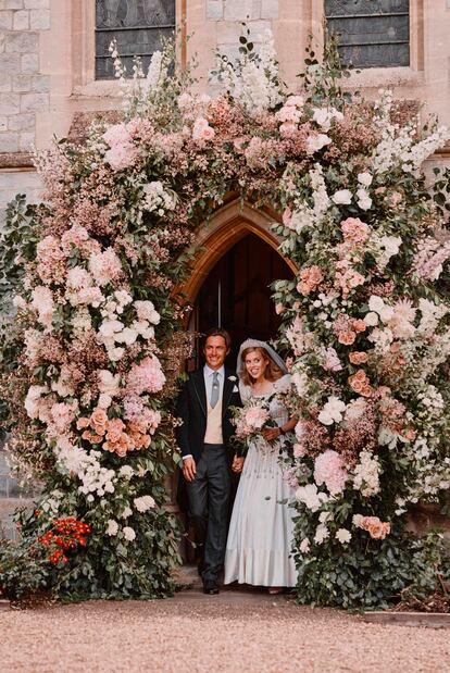 Beatriz de York y Edoardo Mapelli Mozzi tras su boda, celebrada en la capilla de Todos los Santos, en Windsor, el 17 de julio de 2020.