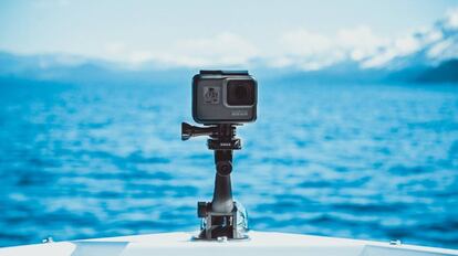 Una cámara GoPro colocada en la proa de una embarcación.