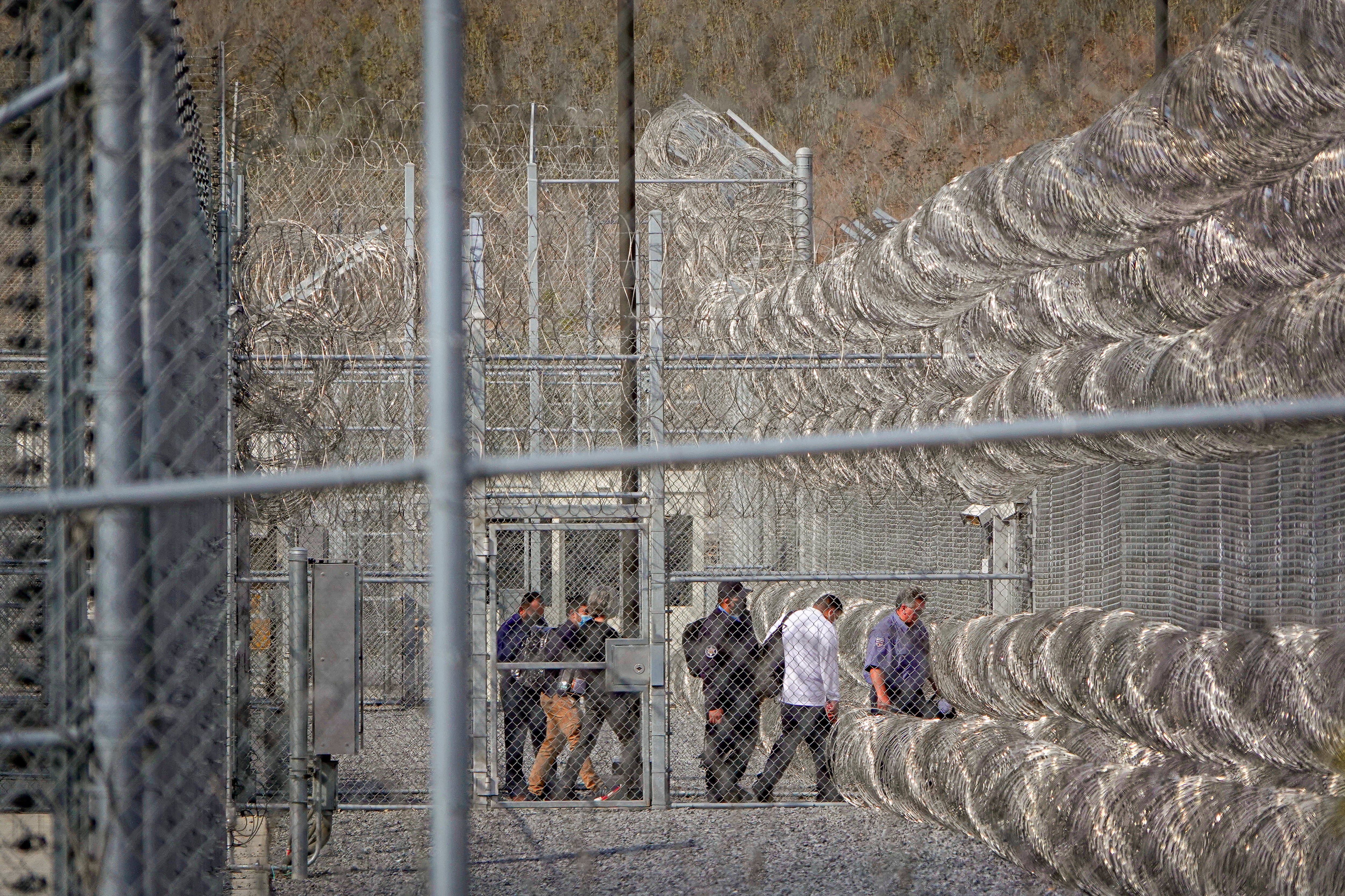 Una cárcel que desnuda a migrantes y otra con “frío extremo”: las nuevas apuestas del plan de deportaciones masivas de Trump