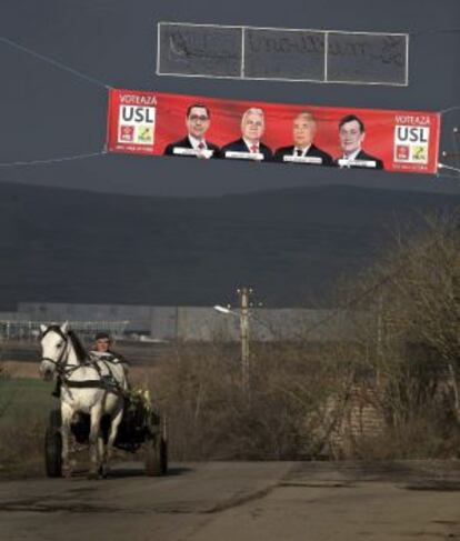 Una pancarta electoral en Jucu de Sus, a 480 km de Bucarest, Rumania.