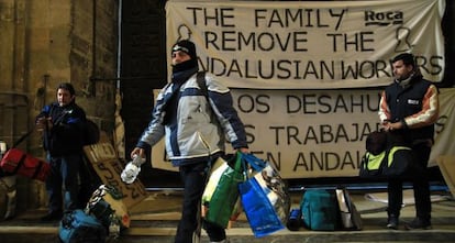 Protesta de trabajadores de Roca en la Catedral de Sevilla contra el cierre de la planta.