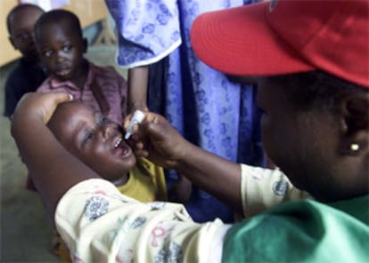 Un niño recibe una vacuna oral contra la poliomelitis en Nigeria, en un foto de archivo.