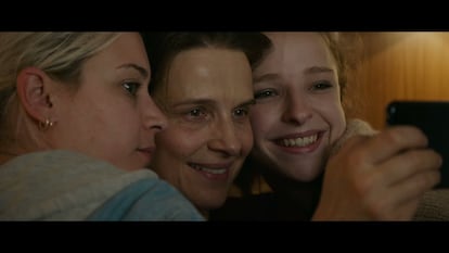 Desde la izquierda, Hélène Lambert, Juliette Binoche y Léa Carne, en 'Between Two Worlds', de Emmanuel Carrère.