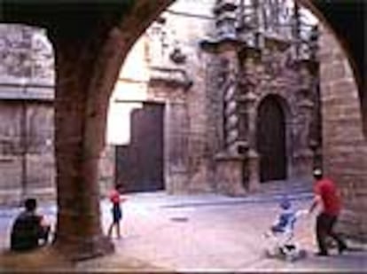 Portada de la iglesia de Calaceite (Teruel), en la plaza del Ayuntamiento.