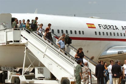 Un grupo de españoles procedentes de Beirut, a su llegada a la base aérea de Torrejón de Ardoz, el sábado 15 de julio.