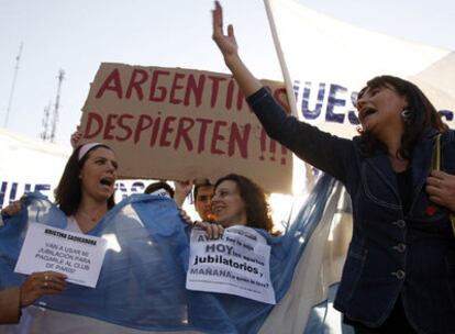 Empleados de una empresa privada de pensiones se manifiestan el jueves en Buenos Aires.