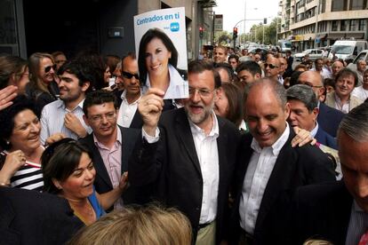 Mariano Rajoy y Francisco Camps, con un cartel de la candidata a la alcaldía de Elche, Mercedes Alonso.