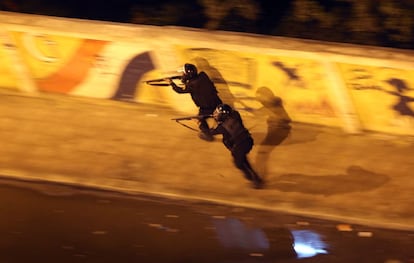 Policías corren tras los manifestantes para tratar de sofocar los disturbios.