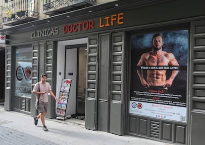 Fachada de la clínica Doctor Life, en el barrio de Chueca, en Madrid, esta semana.