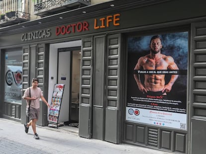 Fachada de la clínica Doctor Life, en el barrio de Chueca, en Madrid, esta semana.