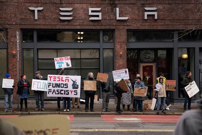 Protestas ante una tienda de Tesla en Seattle (Washington).