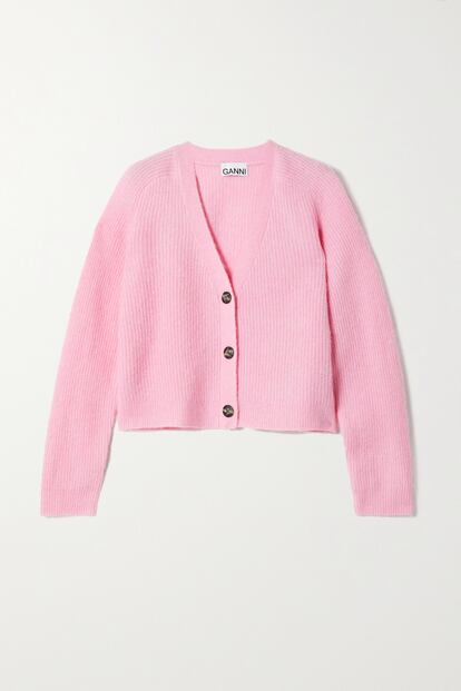 Puede que no haya nada más favorecedor que esta chaqueta de Ganni de punto rosa. Confeccionada en lana merino y alpaca tiene todos los puntos para ser tu compañera inseparable de este invierno. Consíguela por 265 euros aquí.