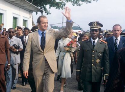 El Rey Juan Carlos, recibido por Obiang en el aeropuerto de Bata, Guinea Ecuatorial, en 1979.