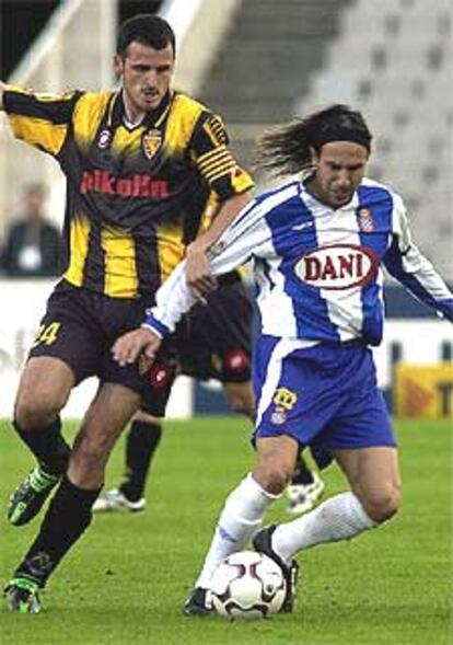 Álex Fernández controla el balón bajo el acoso de Soriano.