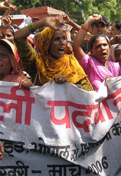 Shahzadi Bee, con velo amarillo, encabezando la marcha a Nueva Delhi.