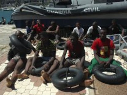 Grupo de inmigrantes rescatados cuando intentaban llegar a Ceuta a nado.