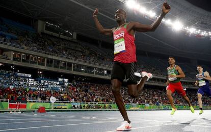 El keniata David Lekuta Rudisha cruza en primer lugar la meta de los 800 metros, como en Londres 2012, cuando consiguió el récord mundial al romper la barrera de los 100 segundos. Antes que él, tres atletas habían conseguido ganar los 800m en dos Juegos consecutivos: el británico Douglas Lowe (1924 y 1928), el norteamericano Mal Whitfield (1948 y 1952) y el gran neozelandés Peter Snell, el campeón de Roma 60 y Tokio 64 (donde también ganó los 1.500m), quizás el mejor mediofondista de la historia.