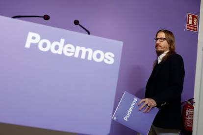 El portavoz y secretario de Organización de Podemos, Pablo Fernández, este lunes durante la rueda de prensa celebrada en la sede del partido de Madrid.
