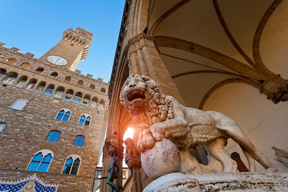 The Marzocco lion on the Loggia dei Lanzi, with the Palazzo Vecchio in the background.