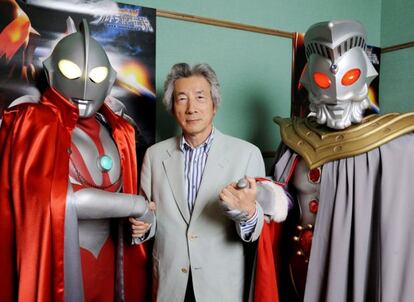 El ex primer ministro japoné,s Junichiro Koizumi, es la nueva voz del superhéroe enmascarado de televisión, Ultraman King, muy conocido y seguido entre los nipones. El ex político, de 67 años, le ha prestado su voz al para una nueva película. El argumento trata sobre extraterrestres que luchan contra monstruos y alienígenas.