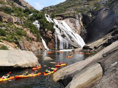 El río Xallas desemboca en forma de cascada, la de Ézaro (en la foto), que además se puede observar desde el agua. 