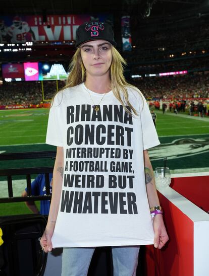 Son muchos quienes más allá del deporte lo que esperan de la Super Bowl es ver el intermedio, convertido en un espectáculo protagonizado por grandes estrellas de la música. Este año la encargada de amenizar la noche fue Rihanna, y Cara Delevingne le quiso demostrar su apoyo desde las gradas. La modelo y actriz lució una camiseta en la que se puede leer: "El concierto de Rihanna interrumpido por un partido de fútbol. Raro, pero da igual". Winnie Harlow fue otra de las modelos que acudieron al partido.