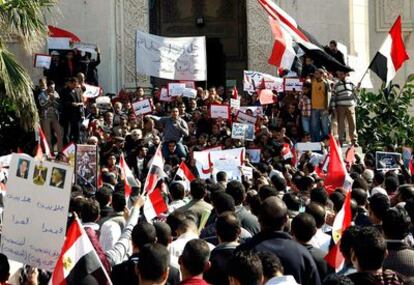 Manifestantes ante la mezquita de Ibrahim, con pancartas que piden el fin del régimen de Mubarak. Decenas de miles de persones se han unido, en el 15º día de protestas en Egipto, a la marcha convocada en Alejandría, la segunda ciudad del país.
