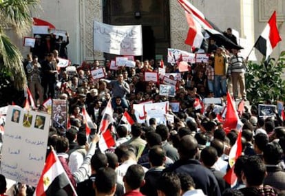 Manifestantes ante la mezquita de Ibrahim, con pancartas que piden el fin del régimen de Mubarak. Decenas de miles de persones se han unido, en el 15º día de protestas en Egipto, a la marcha convocada en Alejandría, la segunda ciudad del país.