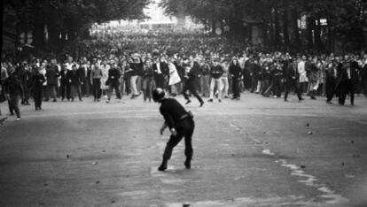 Un policía lanza una piedra a los manifestantes el 6 de mayo de 1968, durante los enfrentamientos en París.