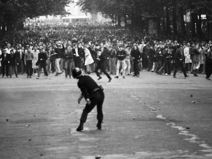 Un policía lanza una piedra a los manifestantes el 6 de mayo de 1968, durante los enfrentamientos en París.