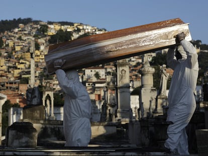 Coveiros carregam o caixão de Antonia Rodrigues, vítima do coronavírus no Rio.